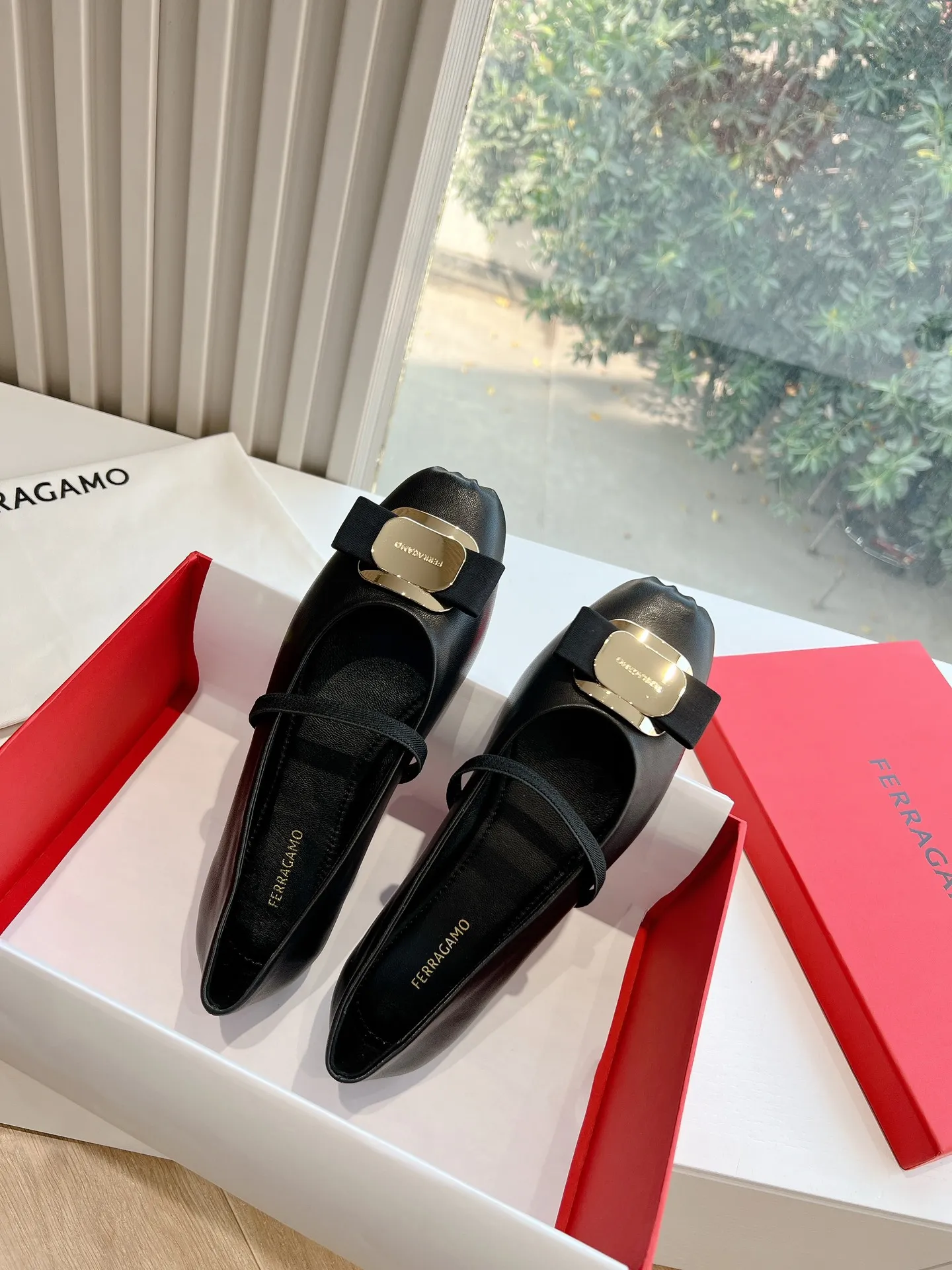 👟👟Ex-factory price 520👟👟 A one-to-one replica of the original version of the top-notch FERRAGAMO women's new version of Vara nameplate ballet flats, which are indeed more stunning on the feet~Bow-tie, flat shoes that combine beauty and beauty, are very versatile, and will not tire your feet when worn. It is definitely a pair that is worth buying! Fabric: Imported sheepskin Lining: sheepskin Code number: 35-39 (40/41 customization is non-returnable and non-exchangeable)